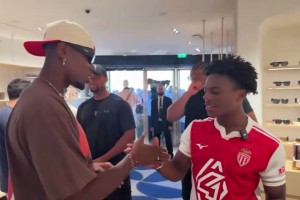 吃醋了！當(dāng)博格巴妻子看到博格巴和甲亢哥做夫妻專屬親密手勢！