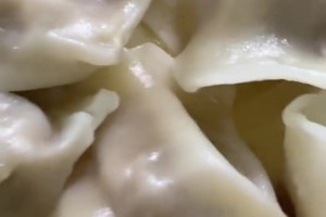 河南球迷拿著盤餃子放話：成都球迷看看這是啥，恭喜三冠王