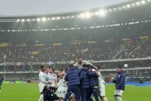 不容易！實(shí)拍：雨戰(zhàn)讀秒絕殺維羅納，國米眾將紛紛跑入球場(chǎng)慶祝