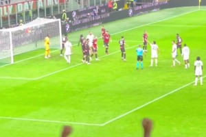 全場(chǎng)沸騰！現(xiàn)場(chǎng)球迷拍攝邁尼昂神勇?lián)涑龅习屠c(diǎn)球！