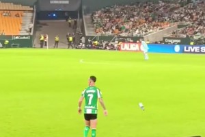 安東尼準備喝水時球隊發(fā)起進攻，立馬扔了水瓶，隨后助攻隊友破門