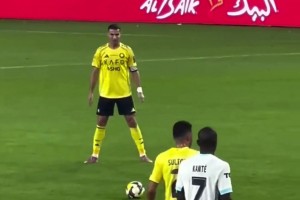 會懷念曾經(jīng)無所不能的自己嗎？C羅任意球主罰前默默給自己鼓勁！