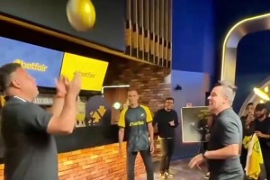 這孩子欺負(fù)我倆！當(dāng)大羅和瓦刀一起玩花式足球！