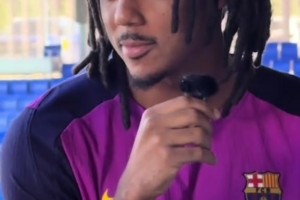 含情脈脈！孔德在和中國女主持學中文時一直看著對方~