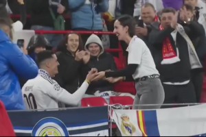 一位皇馬球迷在安菲爾德球場向女友求婚，女友答應了