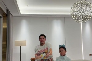 父女互動(dòng)！王大雷社媒發(fā)布與女兒一起跳舞，調(diào)侃道：一點(diǎn)天賦沒(méi)有