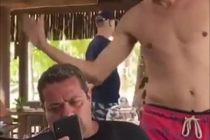 這熟悉的彎腰撿手機！名場面：卡卡是怎么祝好朋友生日快樂的？