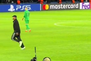 賽后以為哪個(gè)球迷沖場(chǎng)了，原來是孔帕尼，現(xiàn)在拜仁整個(gè)團(tuán)隊(duì)太團(tuán)結(jié)