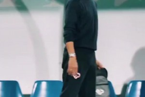 場邊激情慶祝！九爺已是滿頭白發(fā)