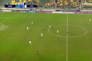 塞爾吉尼奧禁區(qū)前打出貼地?cái)?！皮球鉆進(jìn)球門右下死角