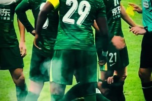 疼！實(shí)拍：張玉寧與對(duì)手發(fā)生小沖突后，一直捂著自己的后腦勺