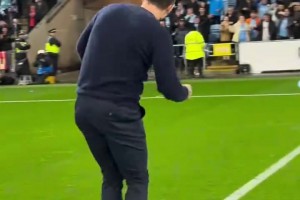 我禿了也變強(qiáng)了！蘭帕德“農(nóng)夫三拳”慶祝，率考文垂領(lǐng)跑英冠