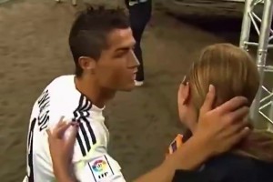 C羅：別說話，讓我吻你！女記者：這邊也要親