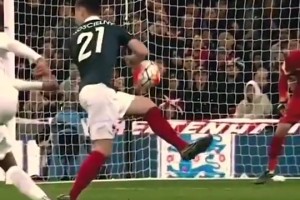 這弧線有點(diǎn)離譜了！門(mén)將：這球怎么越走越遠(yuǎn)！