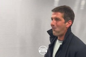 強度太大容易餓！實拍：齊沃歐冠賽后吃著蛋糕通過采訪通道