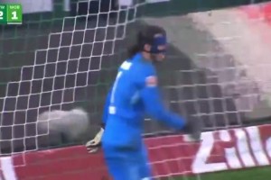 凌空爆射！21歲新星姆班古拉補(bǔ)時(shí)絕殺，狼堡門將直接傻眼！