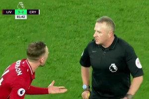 我在球場(chǎng)上遇到了自己的小學(xué)老師，他居然送給了我一張紅牌！