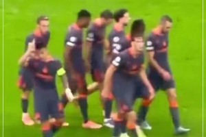 重情重義！實拍：勞塔羅歐冠破門后，向好友阿什拉夫送上問候?