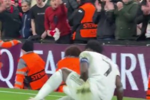 維尼修斯在和布拉德利對(duì)抗中倒地，慘遭利物浦球迷怒罵