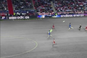 游戲都不敢這么玩！諾伊爾出擊到對(duì)手半場(chǎng)頭球解圍！