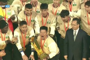 功不可沒！遼寧鐵人冠軍教頭李金羽舉起中甲冠軍金杯