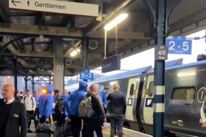 曼聯(lián)全隊乘坐火車前往倫敦戰(zhàn)熱刺，怎么穿一身藍(lán)