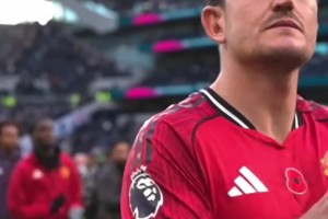 走在正確的道路！賽后曼聯(lián)全隊(duì)謝場時(shí)球迷給與掌聲鼓勵(lì)