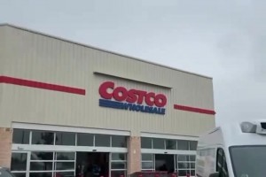 阿拉巴、貝林和阿諾德的女友一起逛超市，為心愛的男友買零食~