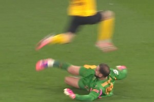 休想進(jìn)球！曼城官方怒贊多納魯馬這次兩連鏟