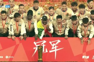 冠軍全家福！中甲冠軍遼寧鐵人全隊(duì)與獎(jiǎng)杯合影留念