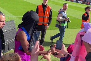 偷襲！亞馬爾被球迷扔的球衣糊臉