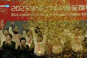 捧杯時刻！遼寧鐵人眾將舉起中甲冠軍金杯慶祝奪冠+沖超