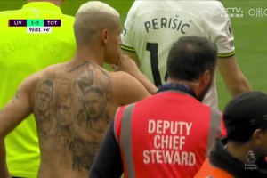 又來(lái)一次！當(dāng)年里沙利松絕平后脫衣瘋狂慶祝+下秒被利物浦絕殺