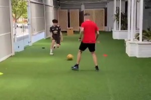 從這個(gè)視頻能看出來加納喬基本功太差了，回傳的球全都是飛起來的