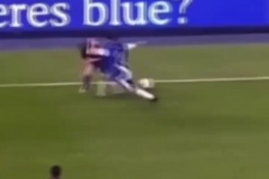 繼續(xù)續(xù)寫傳奇！回顧當(dāng)年梅西戲耍防守球員合集！你被晃到了嗎？