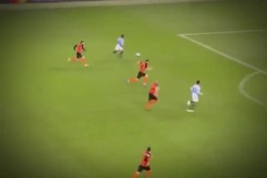 真正的快樂足球！名場面：斯特林被場地絆倒，裁判判罰點球！