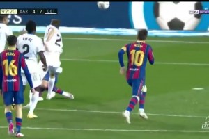 經(jīng)典時(shí)刻！梅西放棄戴帽讓點(diǎn)給格里茲曼！格子隨后又抱了一下梅西