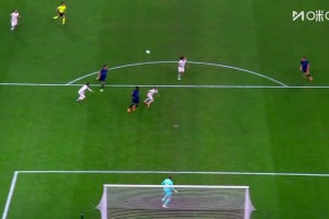 巴雷拉帶球反擊挑傳禁區(qū)！蘇契奇不停球打門稍稍偏出！