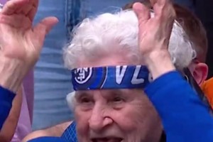 一生的信仰！比賽日這位國(guó)米老奶奶開(kāi)心的就像個(gè)孩子?