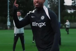 欺負(fù)小朋友是吧！桑托斯穿襠埃斯特旺，旺仔：刪了，不要發(fā)！