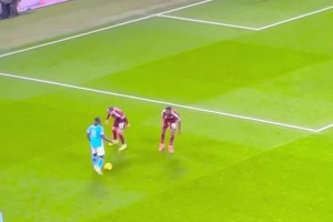 這下也太快了！球迷實拍多庫輕松過掉布拉德利+赫拉芬貝赫兩人