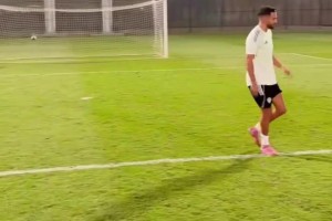 雙胞胎？馬赫雷斯和長相酷似自己的網(wǎng)紅比拼射門！