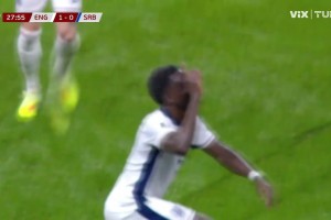 薩卡禁區(qū)內(nèi)不停球精彩凌空斬破門！英格蘭1-0領(lǐng)先塞爾維亞！
