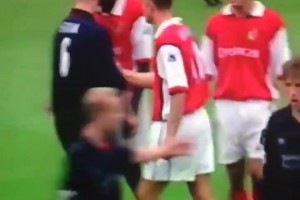 基恩和維埃拉短暫沖突，斯塔姆介入，頂牛+鎖喉回應(yīng)