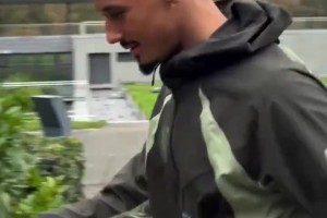 不愧是時(shí)尚之都！法國此前的抵達(dá)視頻！誰的穿搭最有型？