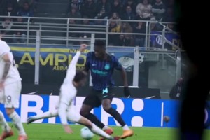 前途無(wú)量！國(guó)米官推：這是屬于博尼的20秒