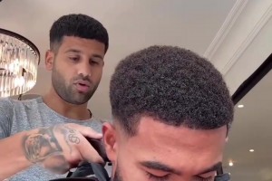 再拍就真的繃不住了！看理發(fā)師操控“乖巧”的詹姆斯！