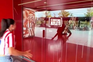 一晃而過的托雷斯！美女網(wǎng)紅帶你參觀萬達(dá)大都會球場！