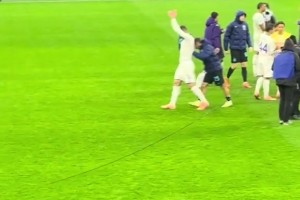 有情有義！實(shí)拍：巴雷拉把哲科推向北看臺(tái)單獨(dú)接受致敬