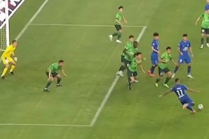 看著都疼！當年武漢三鎮(zhèn)vs北京國安，隊長于大寶用襠部舍身堵槍眼